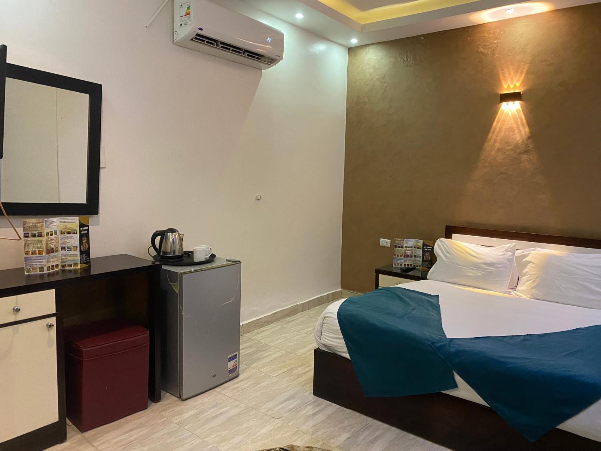 Tut Pyramids View Hotell Kafret el-Gabal Exteriör bild