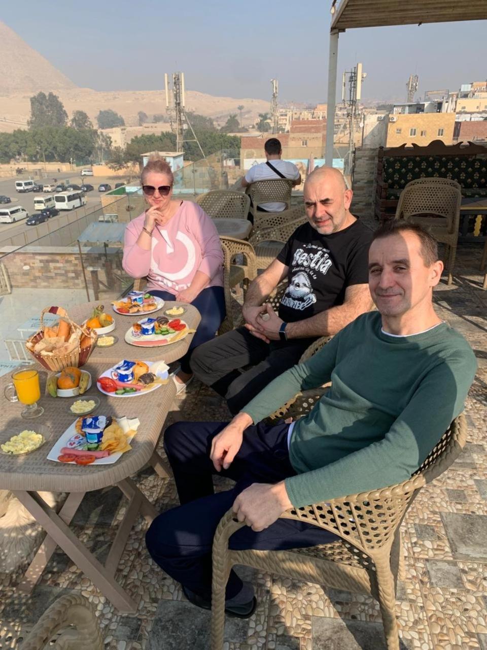 Tut Pyramids View Hotell Kafret el-Gabal Exteriör bild