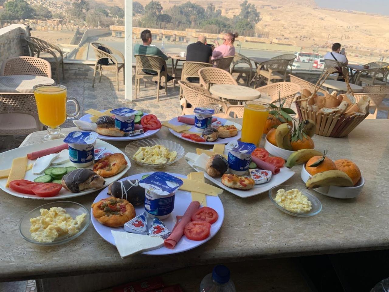Tut Pyramids View Hotell Kafret el-Gabal Exteriör bild